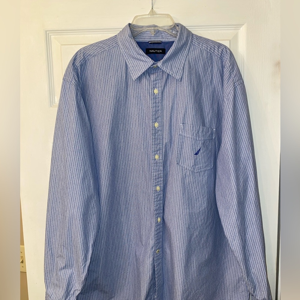 Nautica men’s long sleeve button down shirt. XXL blue and white.